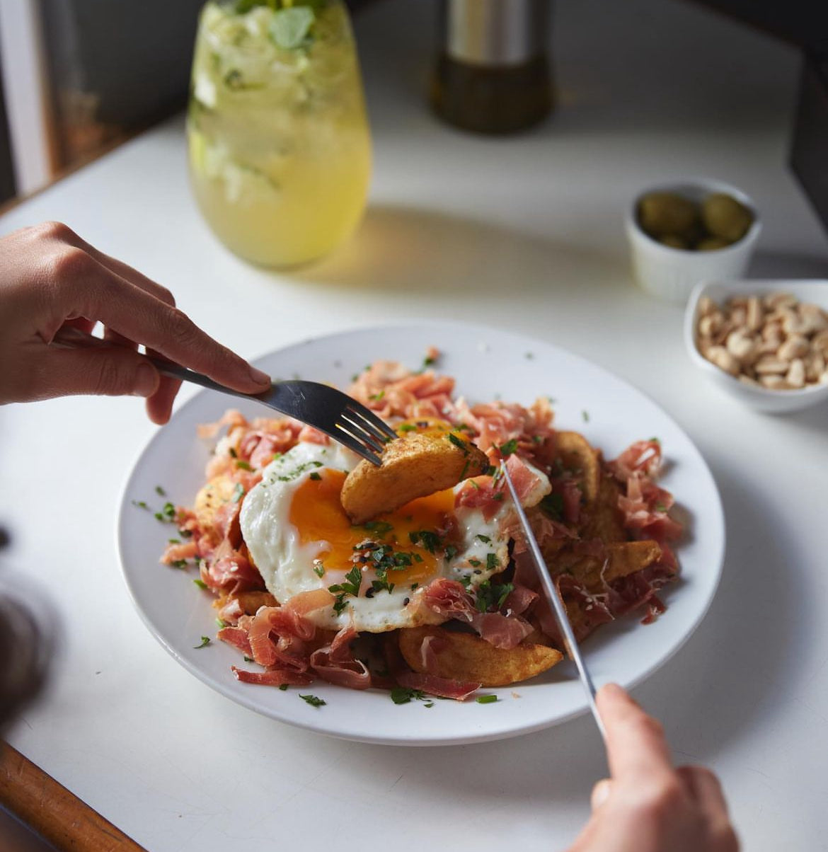 Huevos rotos con jamón serrano